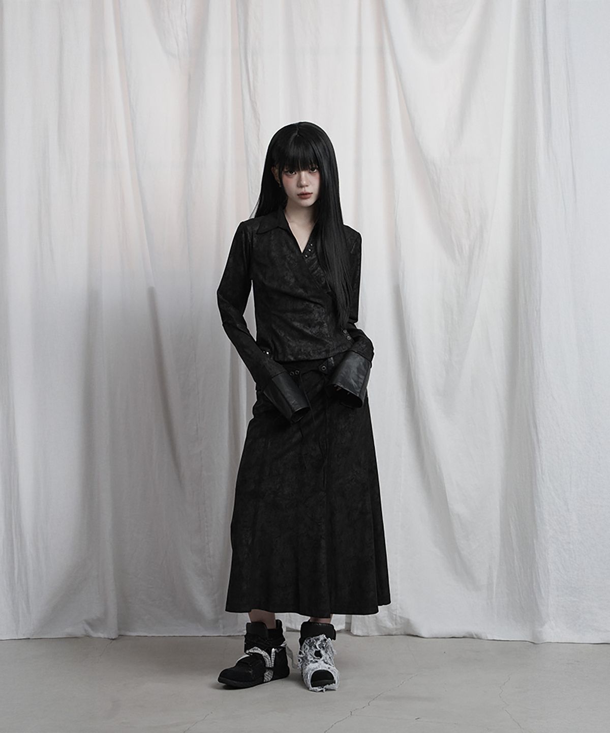 에트오소메(ETRE AU SOMMET) Drape Suede Shirring Blouse (Black)