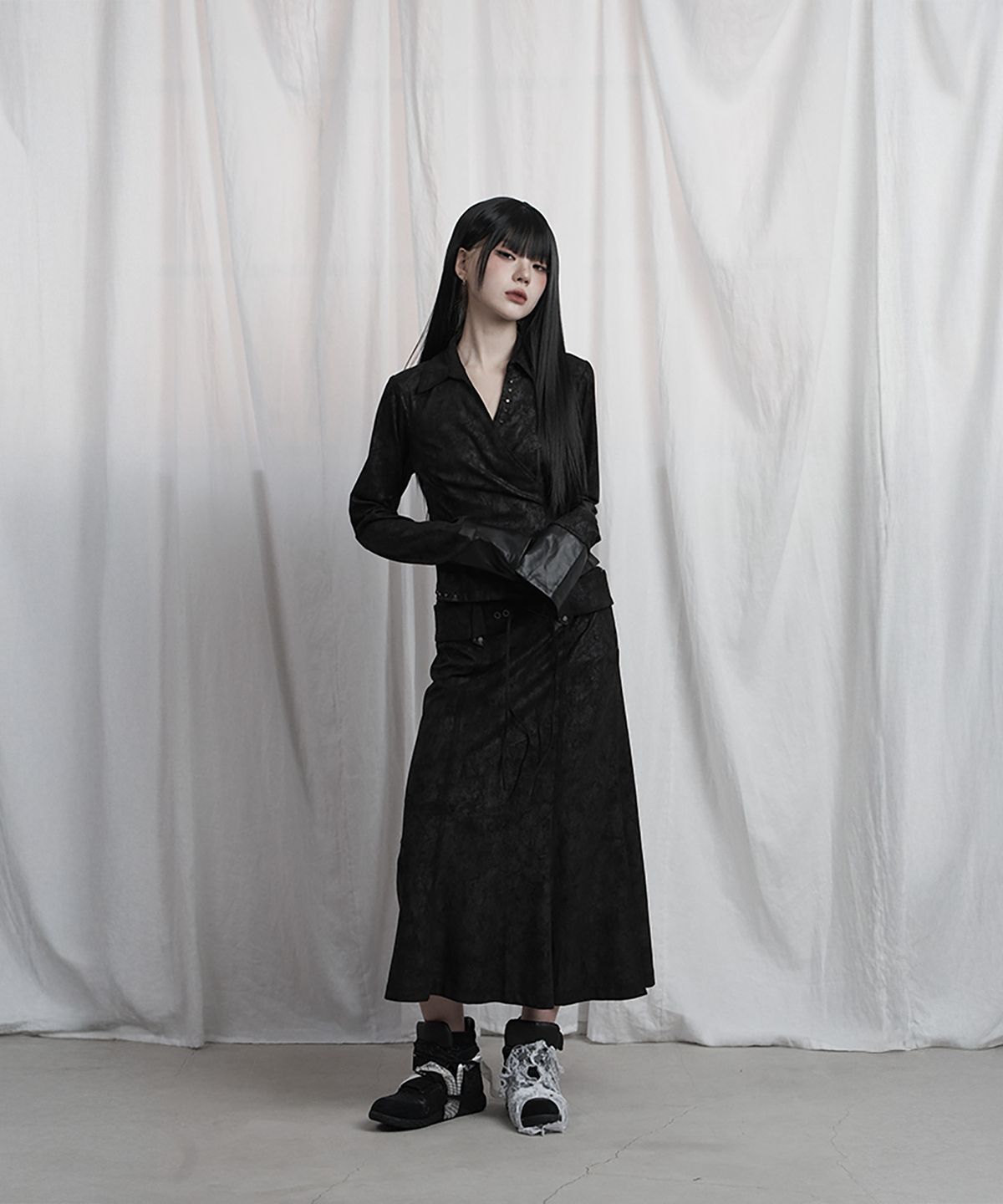 에트오소메(ETRE AU SOMMET) Drape Suede Shirring Blouse (Black)