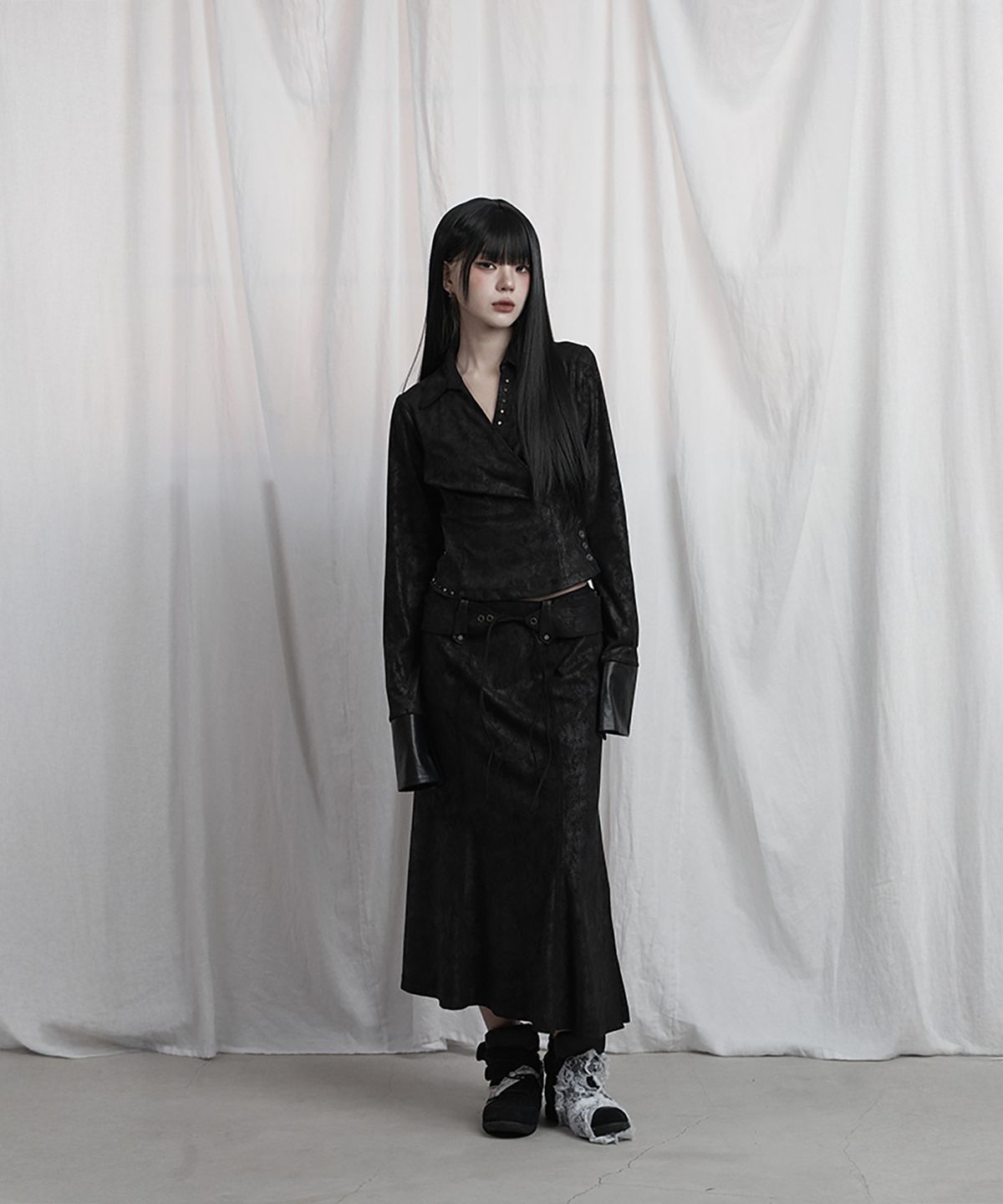 에트오소메(ETRE AU SOMMET) Drape Suede Shirring Blouse (Black)