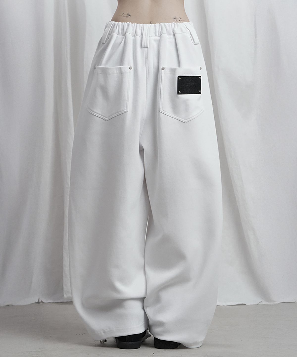 에트오소메(ETRE AU SOMMET) Panel Pocket Wide Training Pants (White)