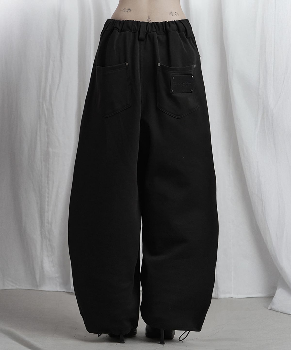 에트오소메(ETRE AU SOMMET) Panel Pocket Wide Training Pants (Black)