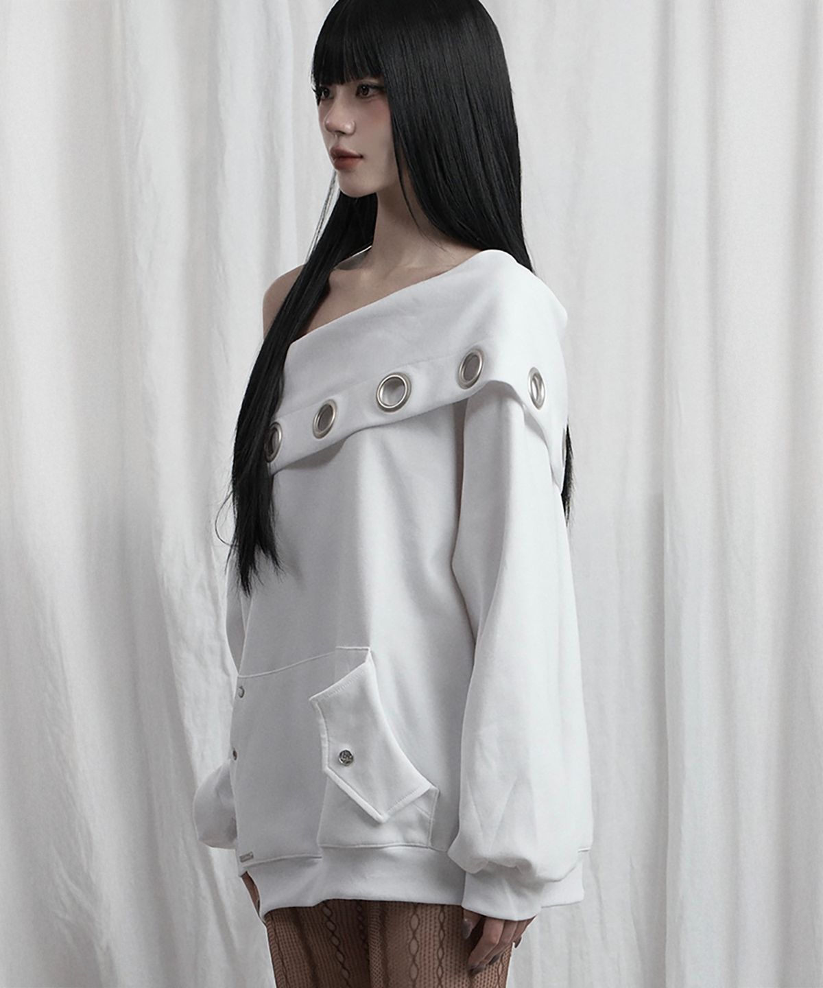 에트오소메(ETRE AU SOMMET) Off Shoulder Hood Layer Sweatshirt (White)