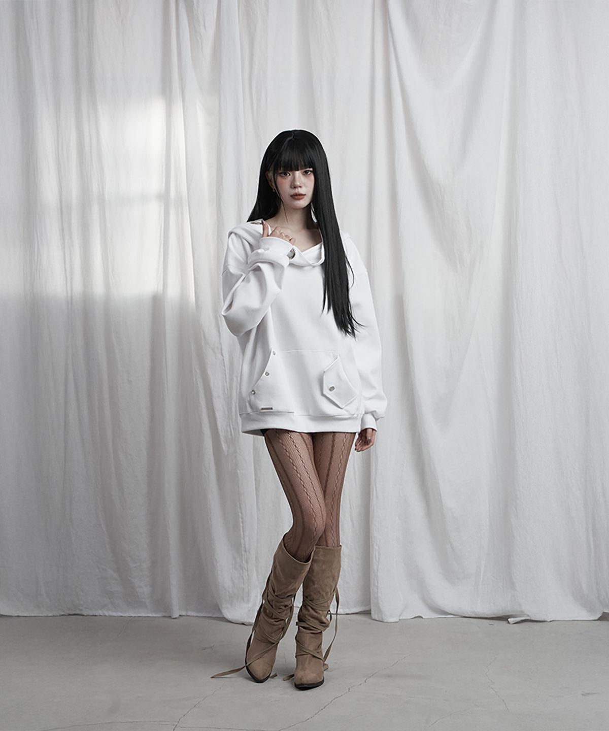 에트오소메(ETRE AU SOMMET) Off Shoulder Hood Layer Sweatshirt (White)