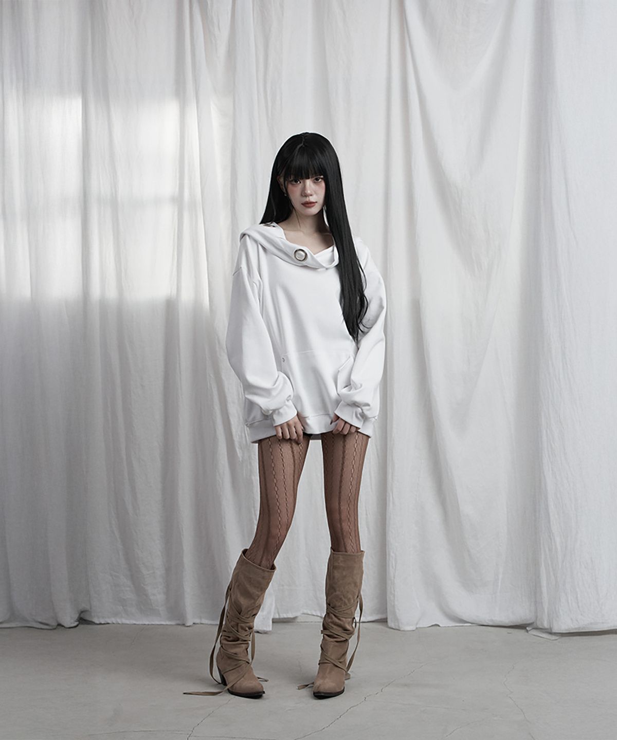 에트오소메(ETRE AU SOMMET) Off Shoulder Hood Layer Sweatshirt (White)