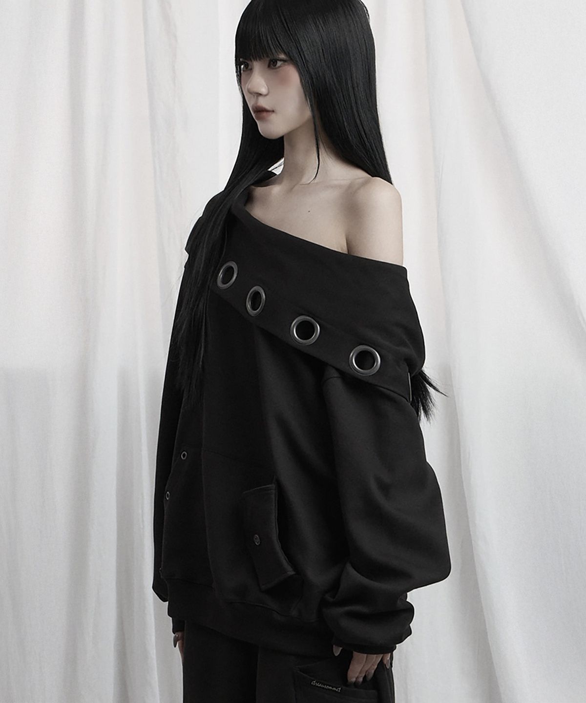에트오소메(ETRE AU SOMMET) Off Shoulder Hood Layer Sweatshirt (Black)