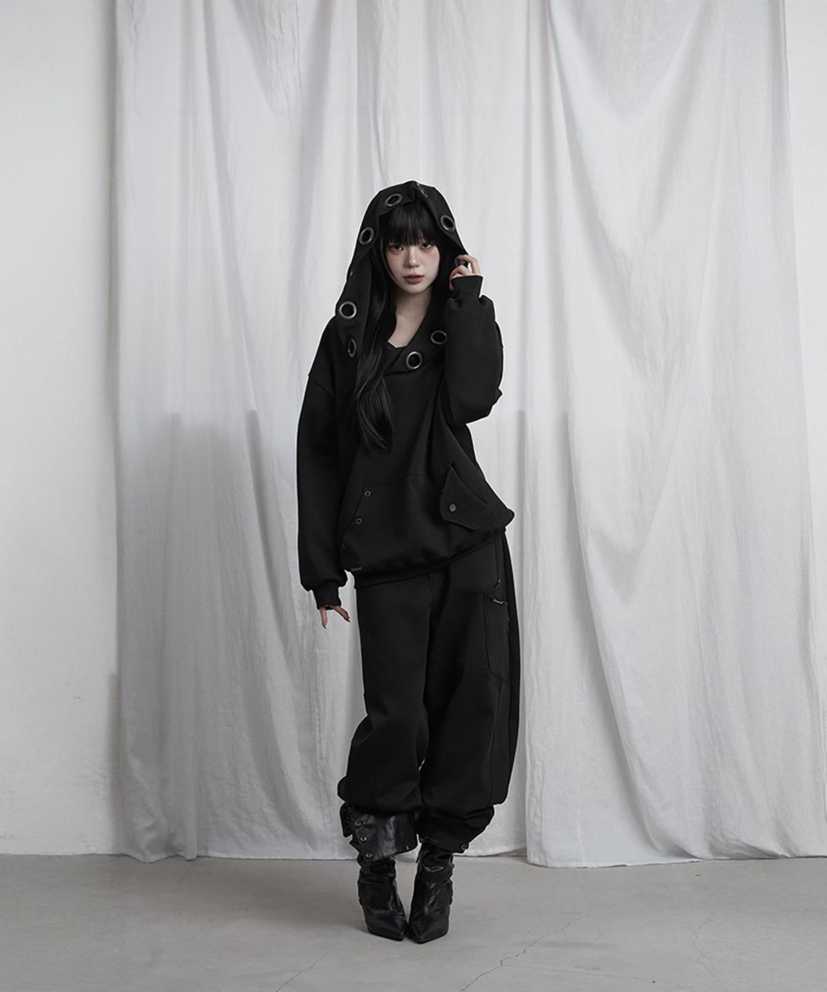 에트오소메(ETRE AU SOMMET) Off Shoulder Hood Layer Sweatshirt (Black)