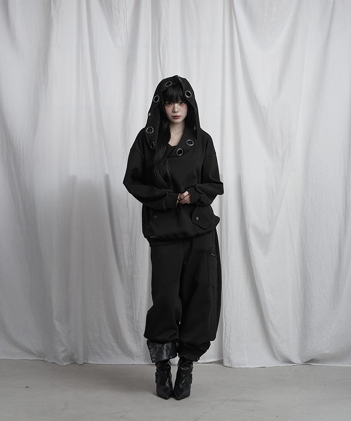 에트오소메(ETRE AU SOMMET) Off Shoulder Hood Layer Sweatshirt (Black)