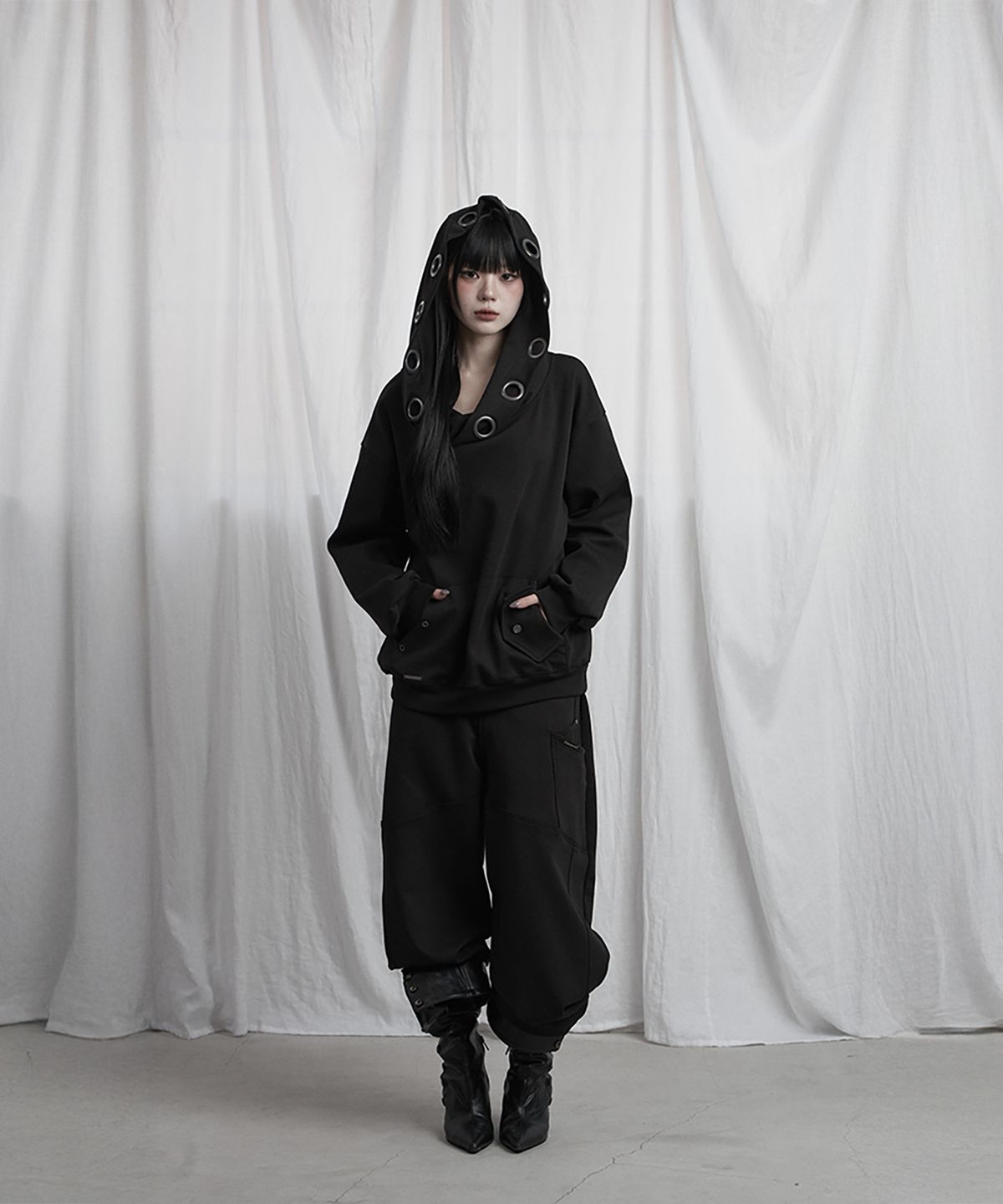 에트오소메(ETRE AU SOMMET) Off Shoulder Hood Layer Sweatshirt (Black)