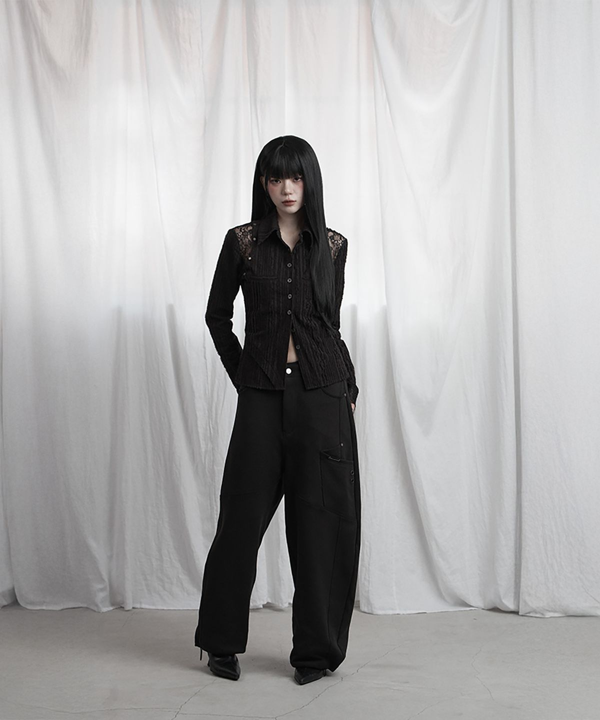 에트오소메(ETRE AU SOMMET) Lace Panel Slim Shirt (black)