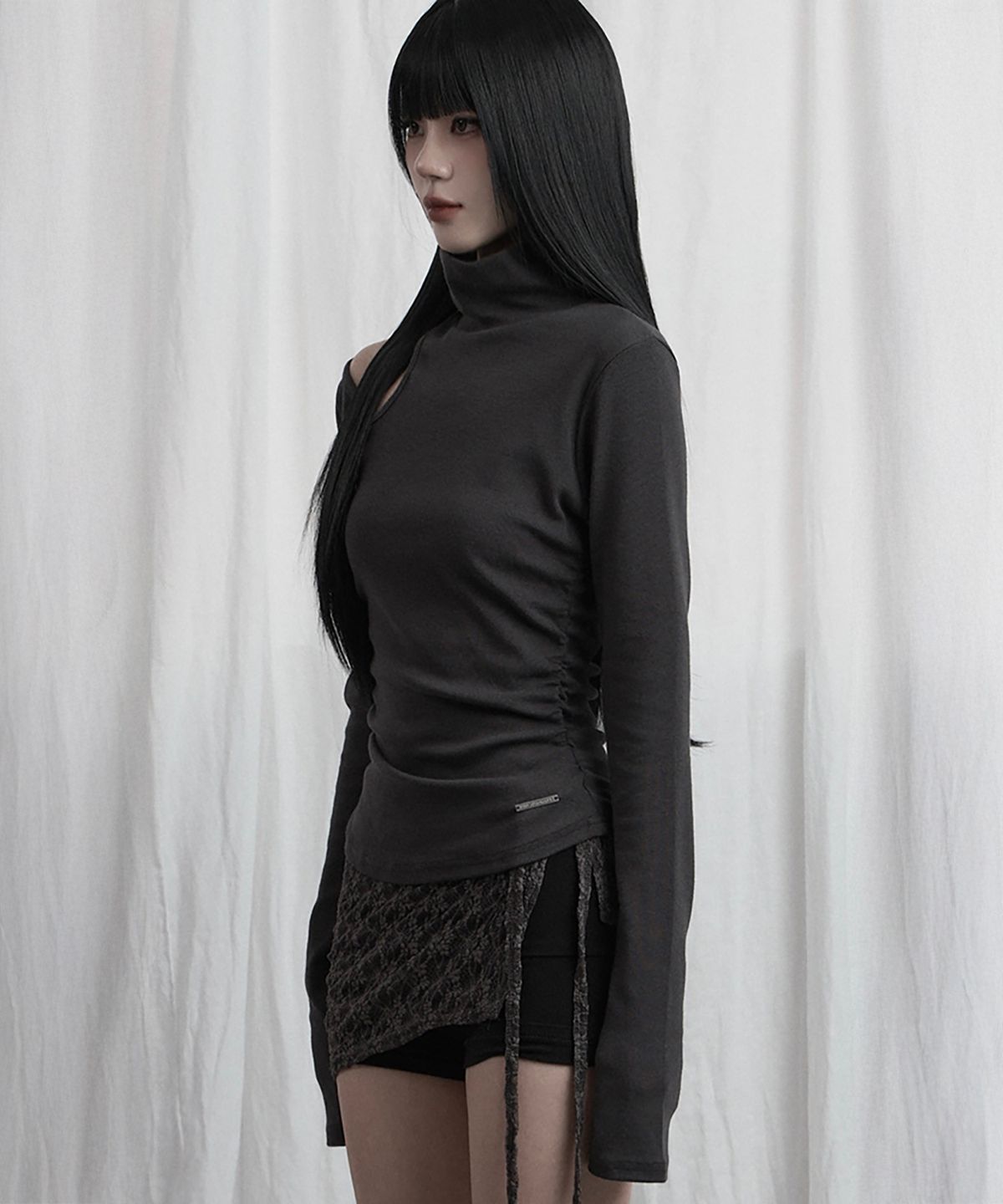 에트오소메(ETRE AU SOMMET) High Neck Shoulder Cut-Out Top (Charcoal)