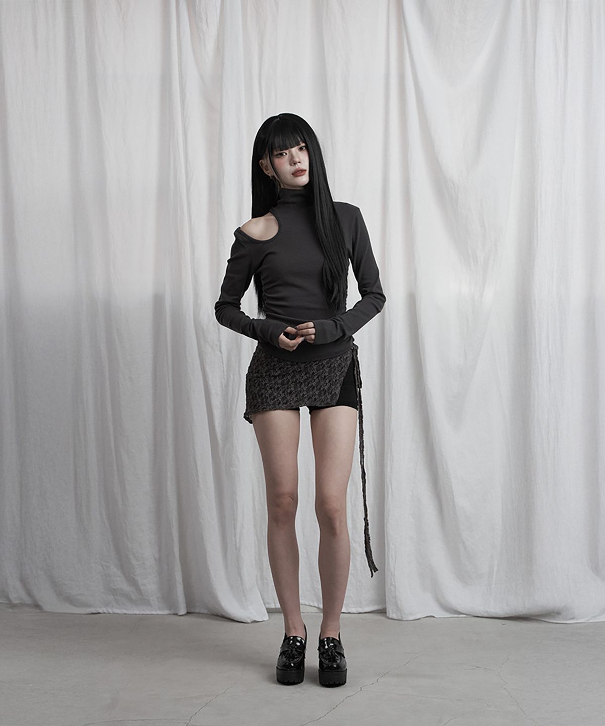 에트오소메(ETRE AU SOMMET) High Neck Shoulder Cut-Out Top (Charcoal)