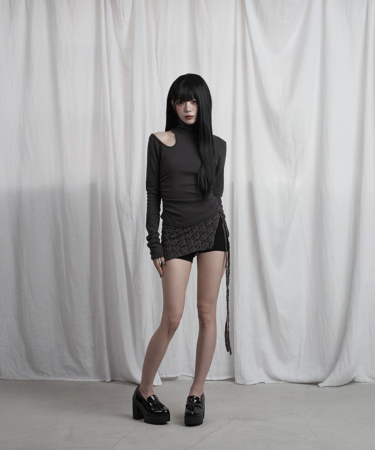 에트오소메(ETRE AU SOMMET) High Neck Shoulder Cut-Out Top (Charcoal)