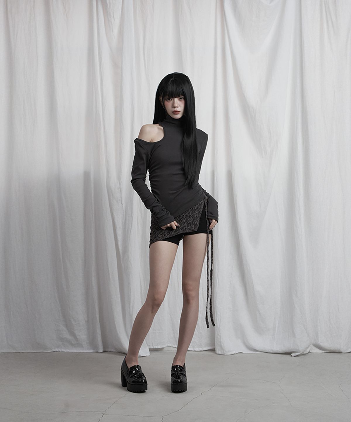 에트오소메(ETRE AU SOMMET) High Neck Shoulder Cut-Out Top (Charcoal)
