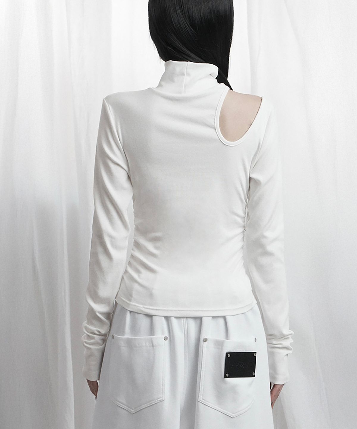 에트오소메(ETRE AU SOMMET) High Neck Shoulder Cut-Out Top (Ivory)