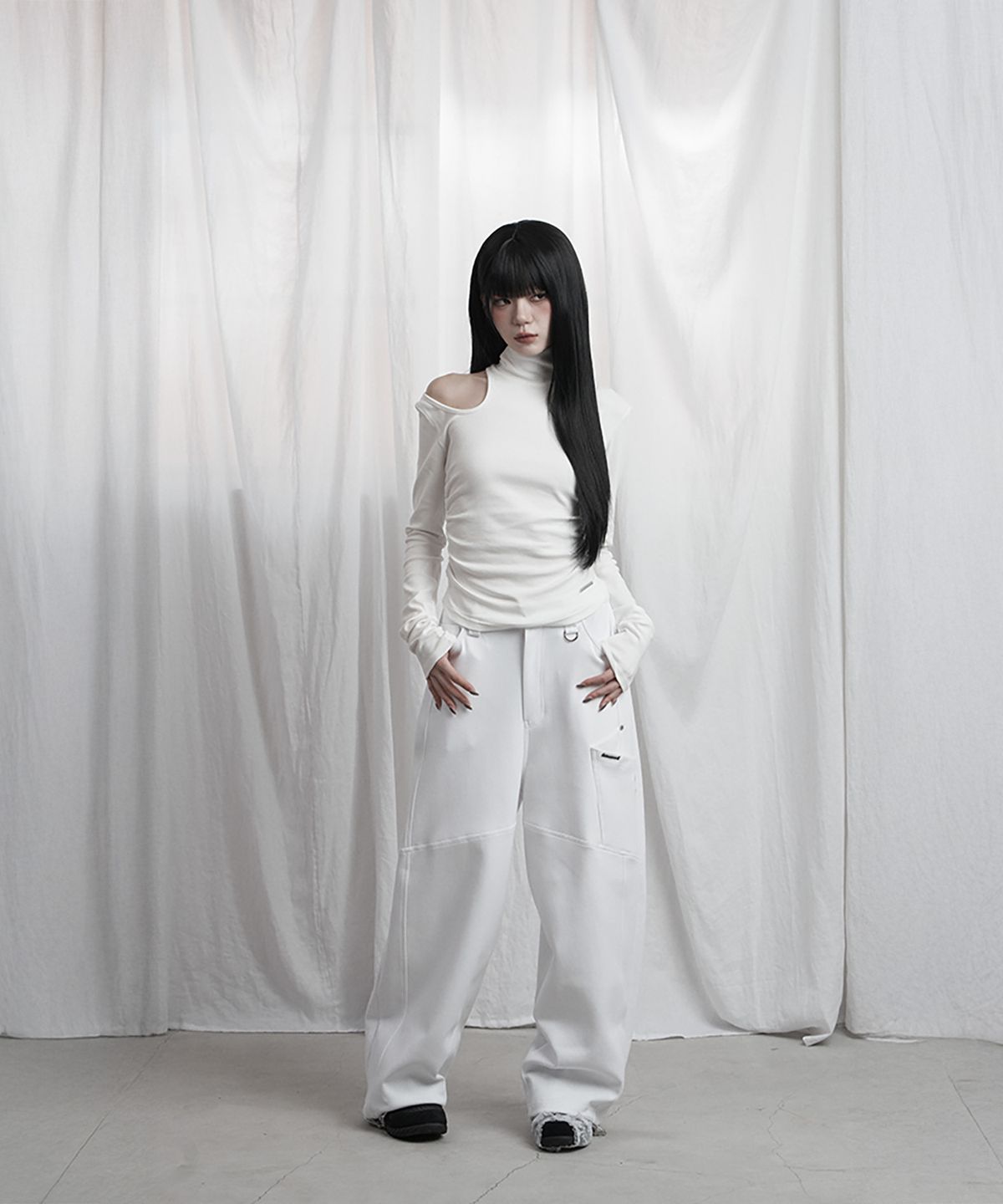 에트오소메(ETRE AU SOMMET) High Neck Shoulder Cut-Out Top (Ivory)