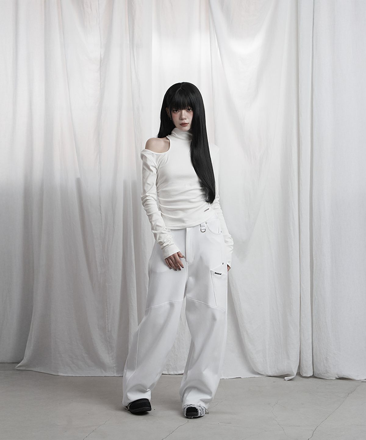 에트오소메(ETRE AU SOMMET) High Neck Shoulder Cut-Out Top (Ivory)