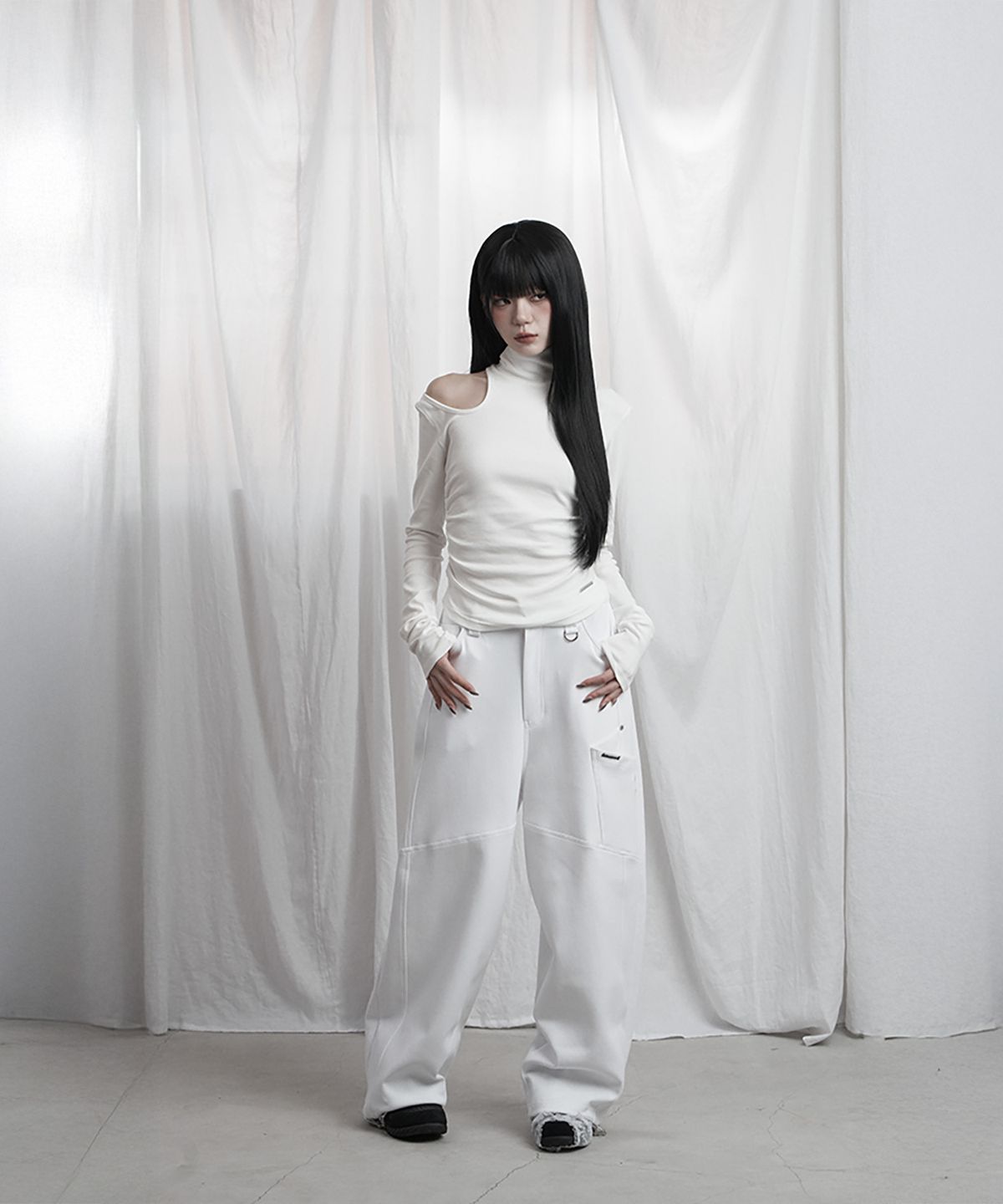에트오소메(ETRE AU SOMMET) High Neck Shoulder Cut-Out Top (Ivory)