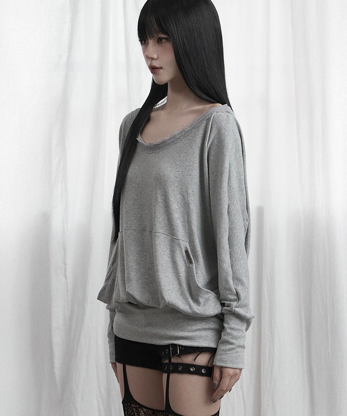 에트오소메(ETRE AU SOMMET) Lace Drape Off-Shoulder Top (Gray)