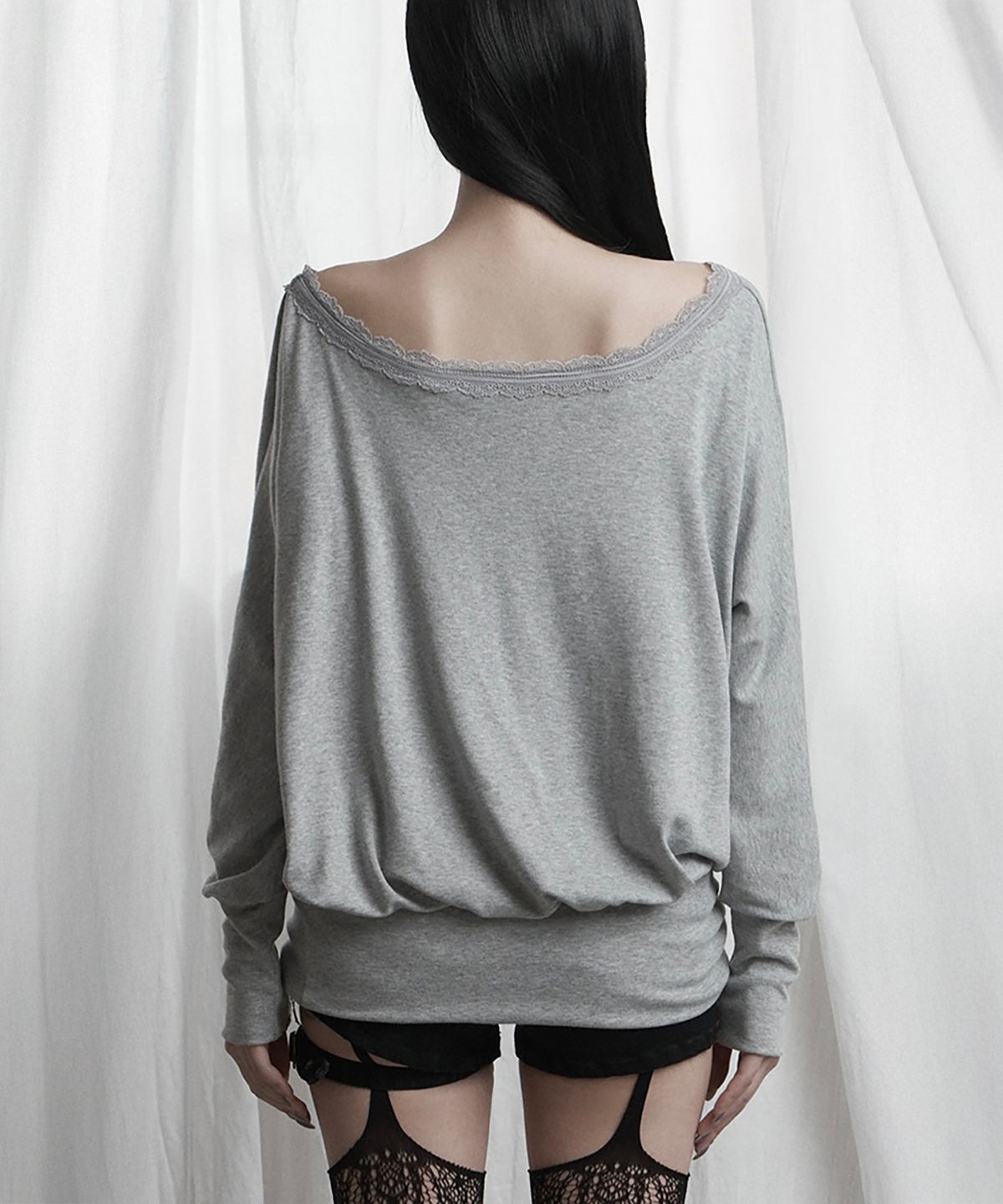 에트오소메(ETRE AU SOMMET) Lace Drape Off-Shoulder Top (Gray)