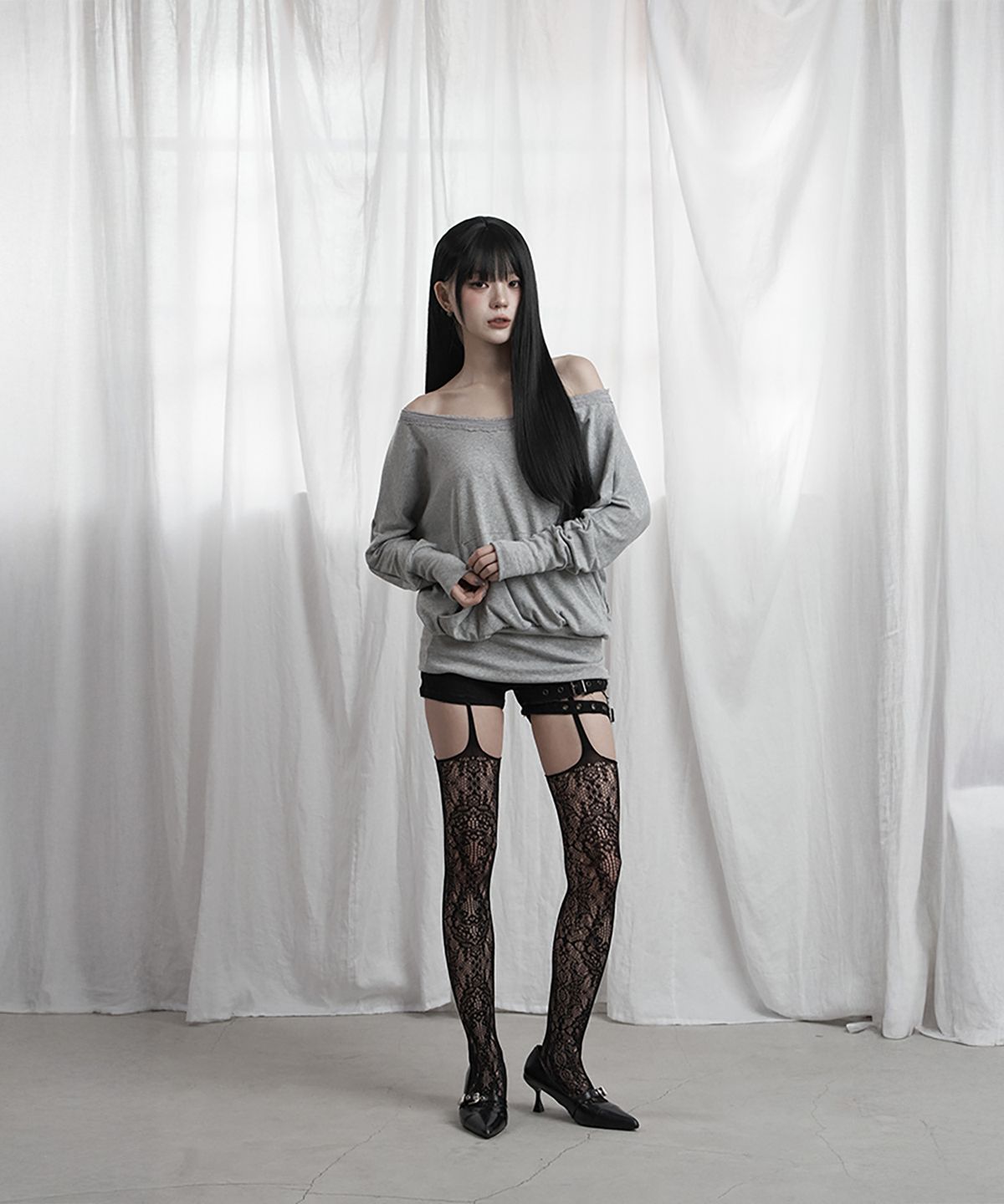 에트오소메(ETRE AU SOMMET) Lace Drape Off-Shoulder Top (Gray)