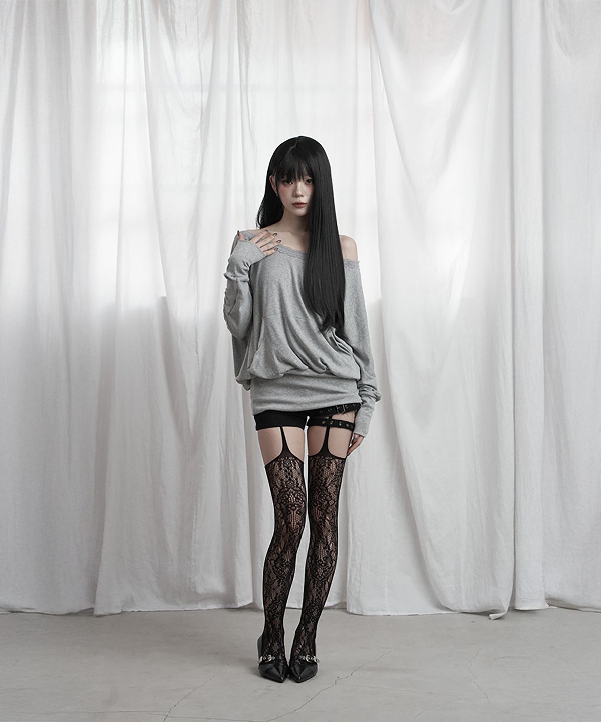 에트오소메(ETRE AU SOMMET) Lace Drape Off-Shoulder Top (Gray)