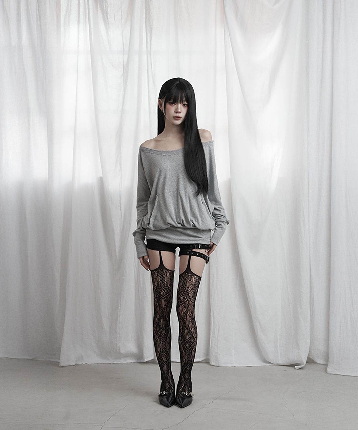 에트오소메(ETRE AU SOMMET) Lace Drape Off-Shoulder Top (Gray)