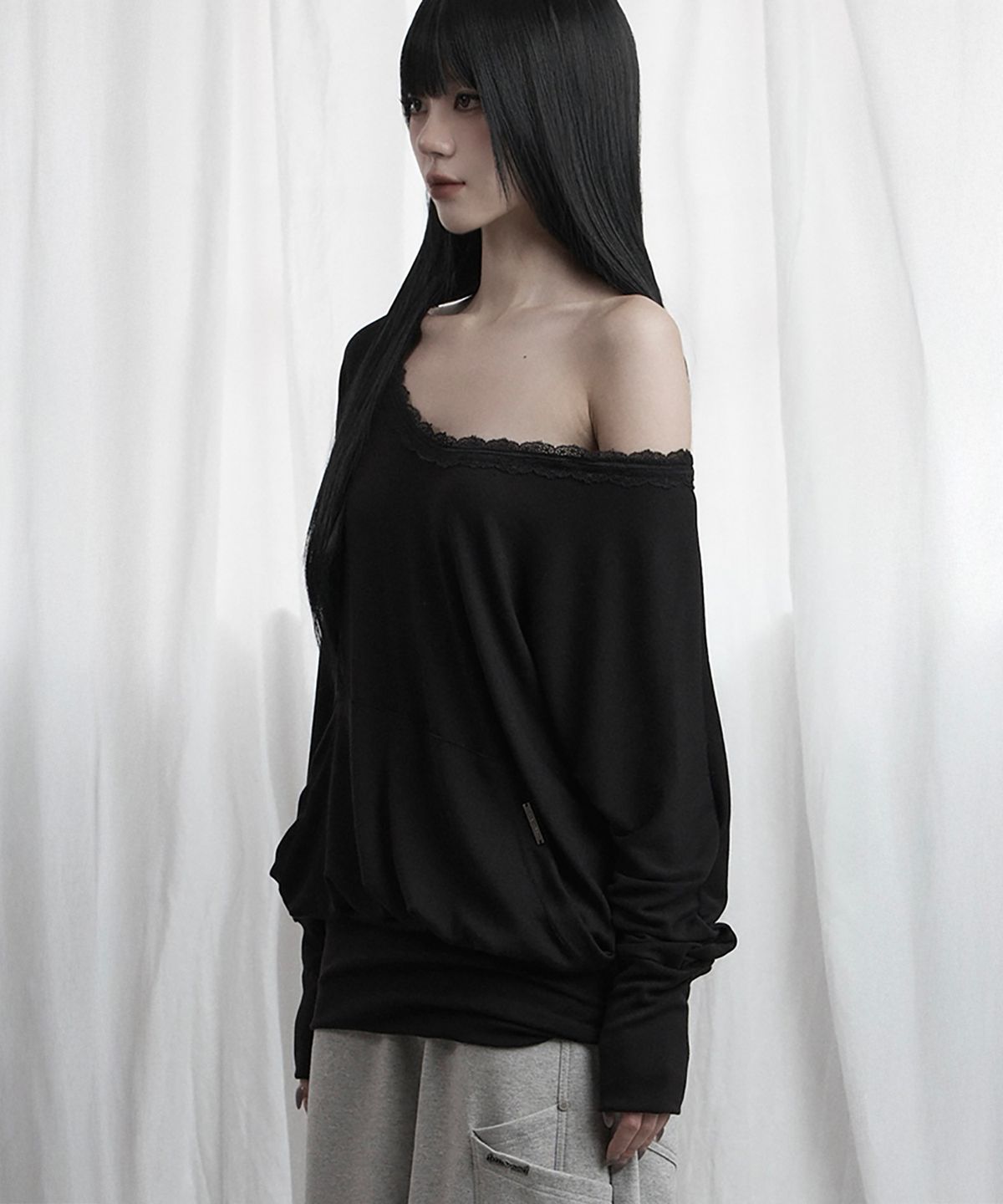에트오소메(ETRE AU SOMMET) Lace Drape Off-Shoulder Top (Black)