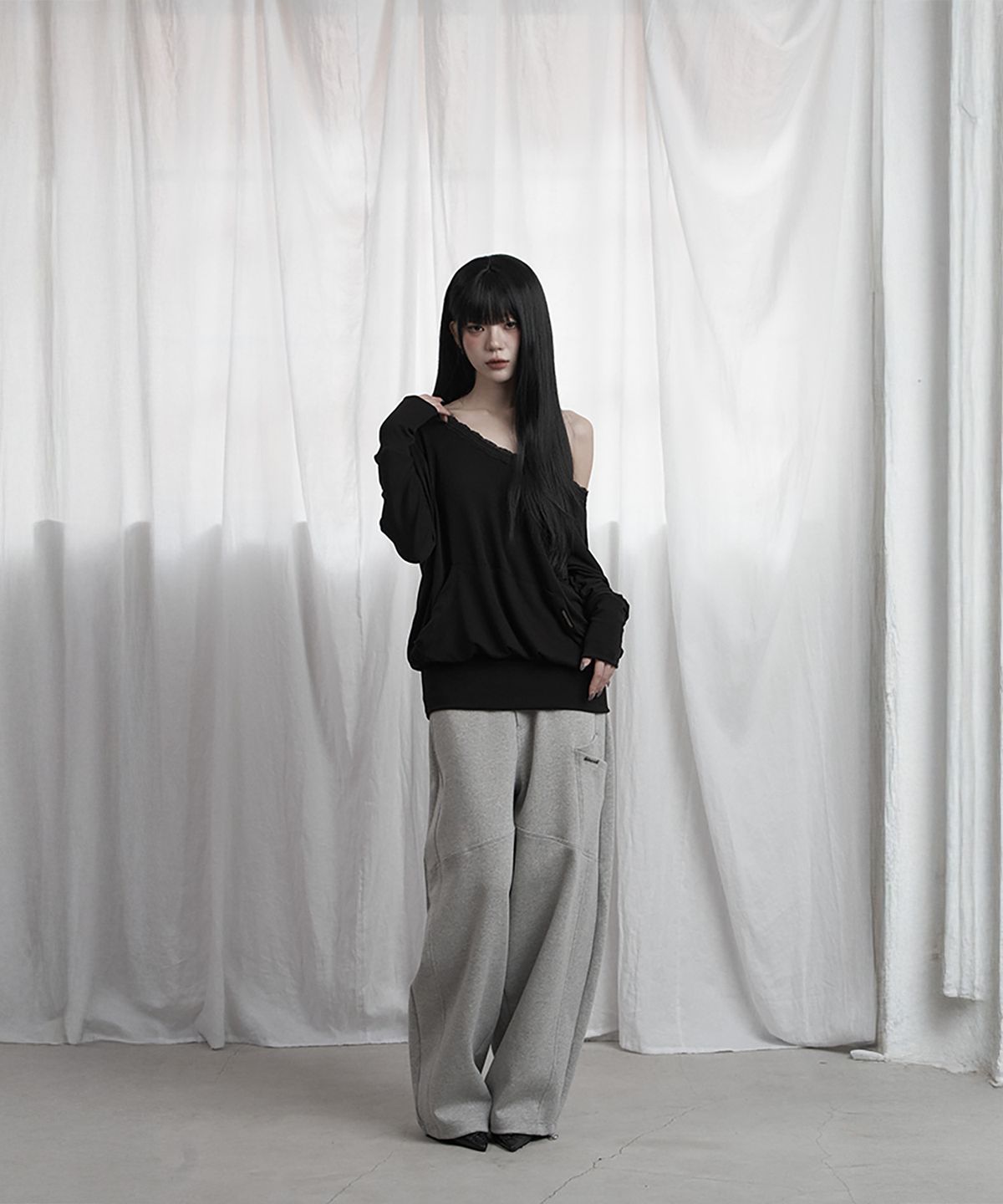 에트오소메(ETRE AU SOMMET) Lace Drape Off-Shoulder Top (Black)