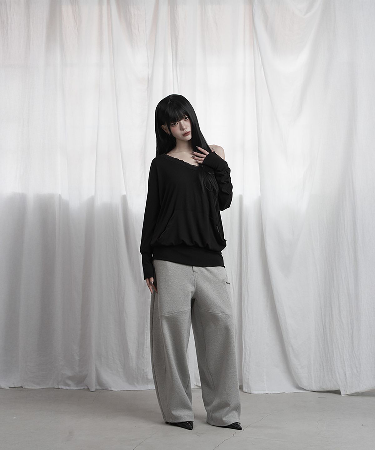 에트오소메(ETRE AU SOMMET) Lace Drape Off-Shoulder Top (Black)