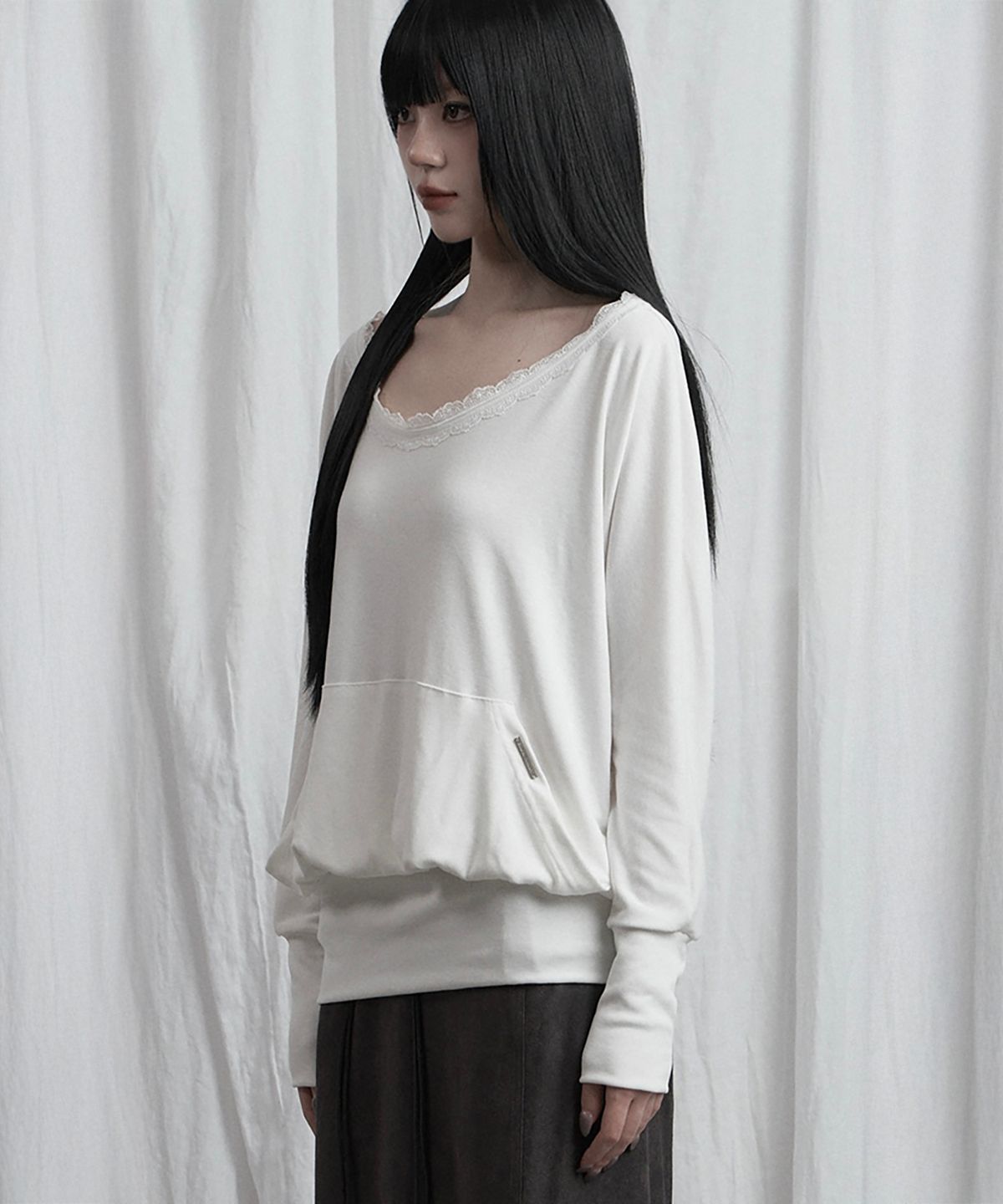 에트오소메(ETRE AU SOMMET) Lace Drape Off-Shoulder Top (White)