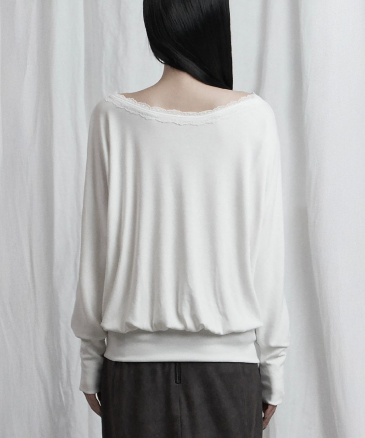 에트오소메(ETRE AU SOMMET) Lace Drape Off-Shoulder Top (White)