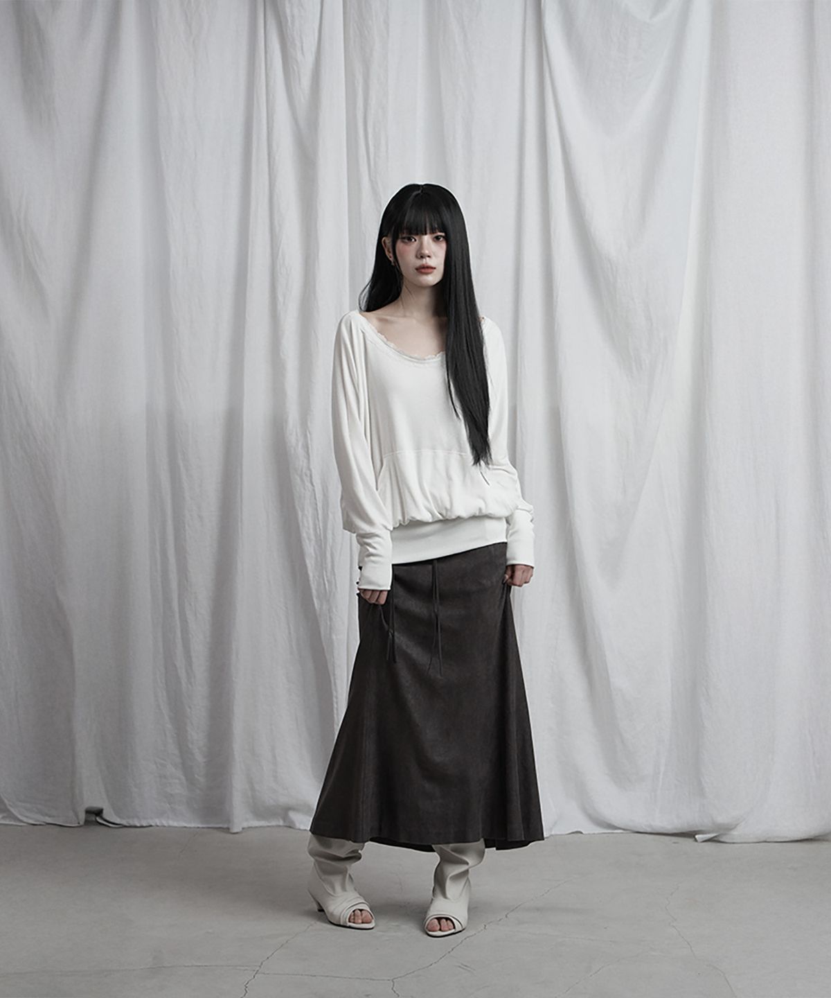 에트오소메(ETRE AU SOMMET) Lace Drape Off-Shoulder Top (White)