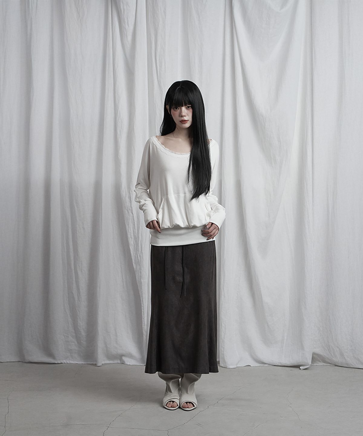 에트오소메(ETRE AU SOMMET) Lace Drape Off-Shoulder Top (White)