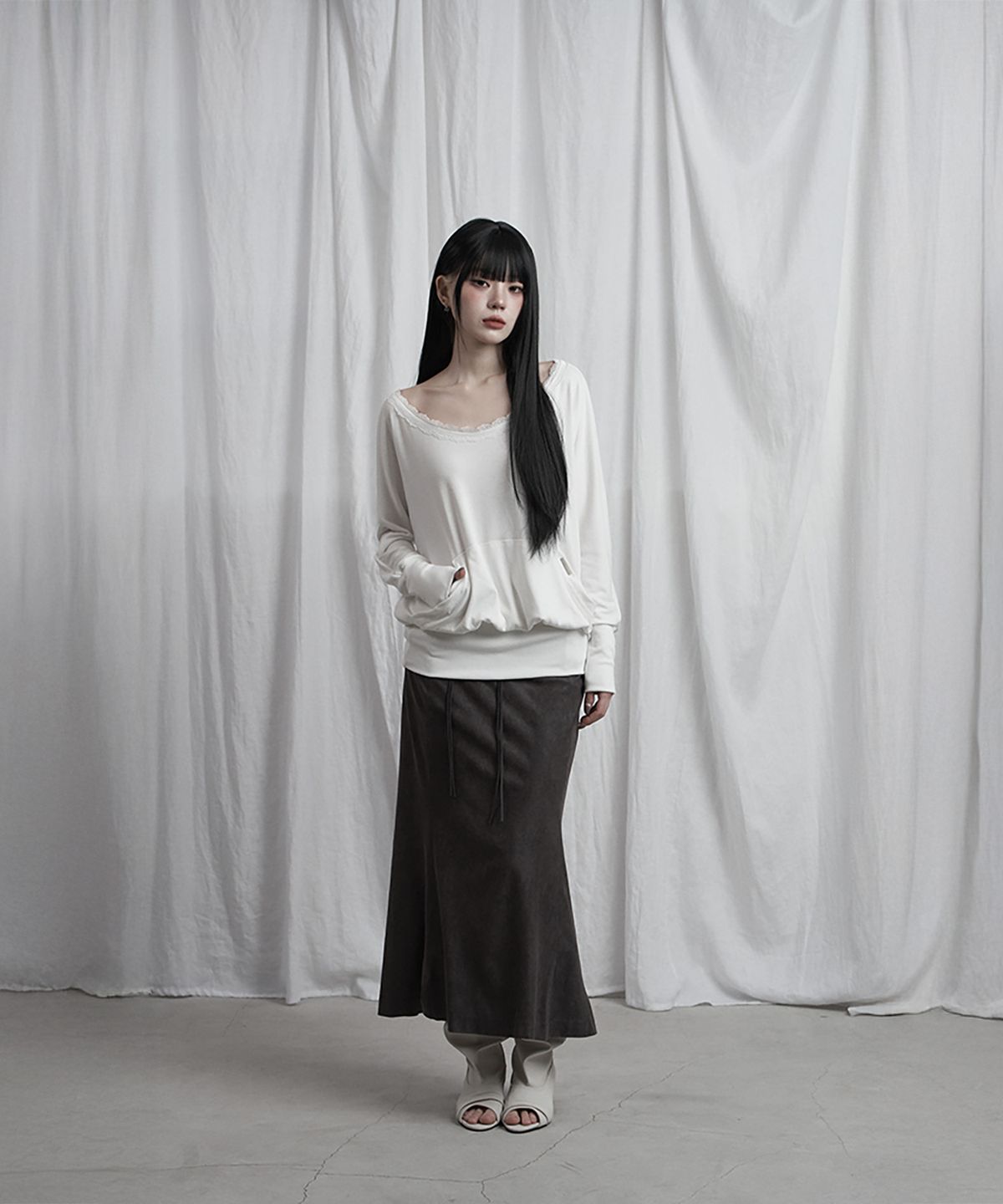 에트오소메(ETRE AU SOMMET) Lace Drape Off-Shoulder Top (White)