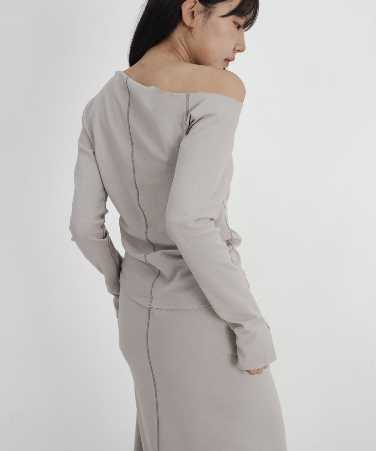 고리(GORI) Off-Shoulder Cut Long Sleeve (beige)