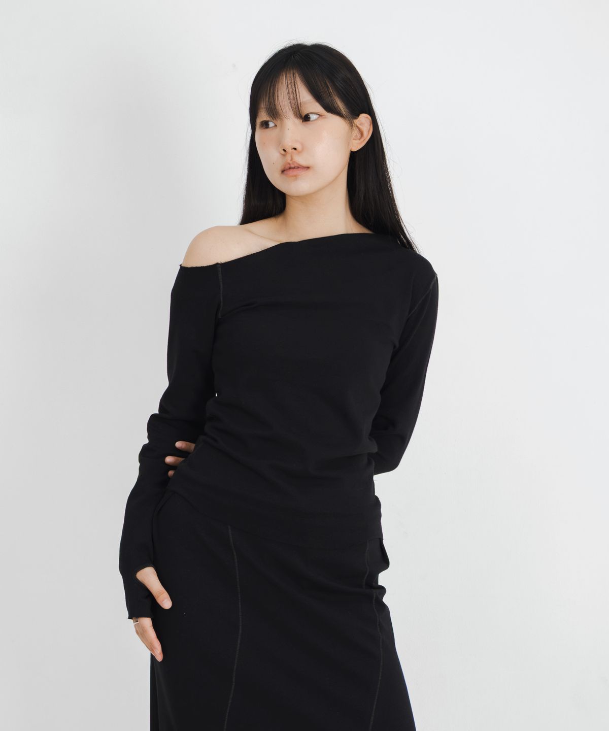 고리(GORI) Off-Shoulder Cut Long Sleeve (black)