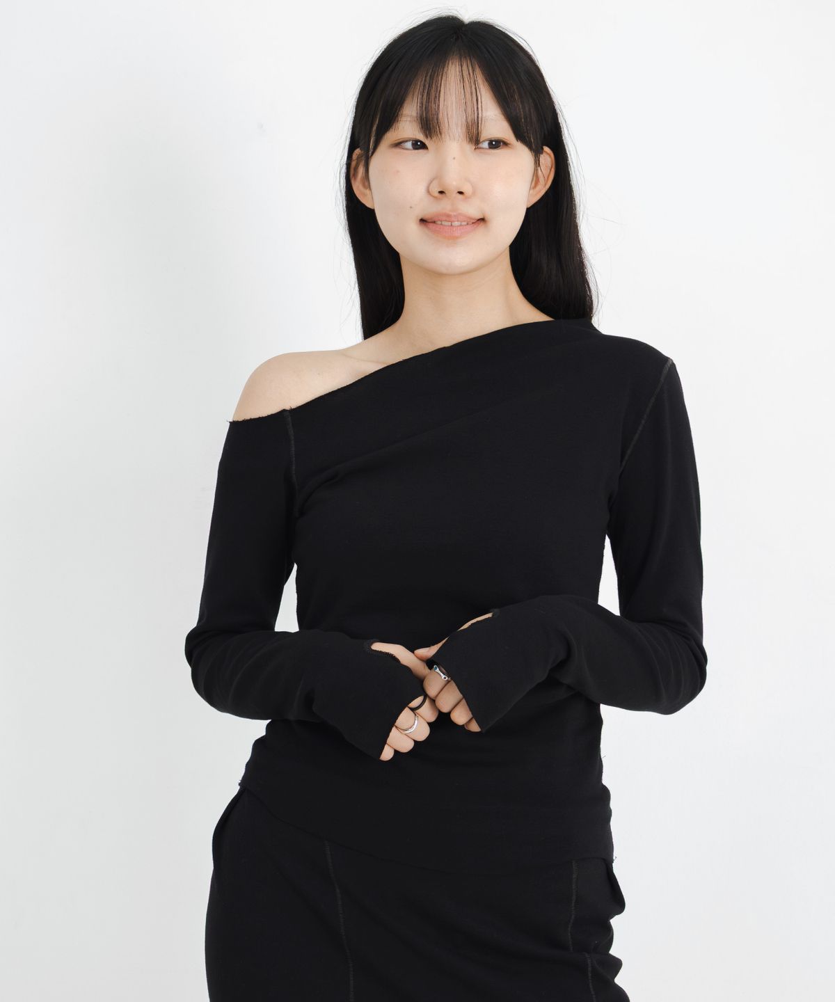 고리(GORI) Off-Shoulder Cut Long Sleeve (black)