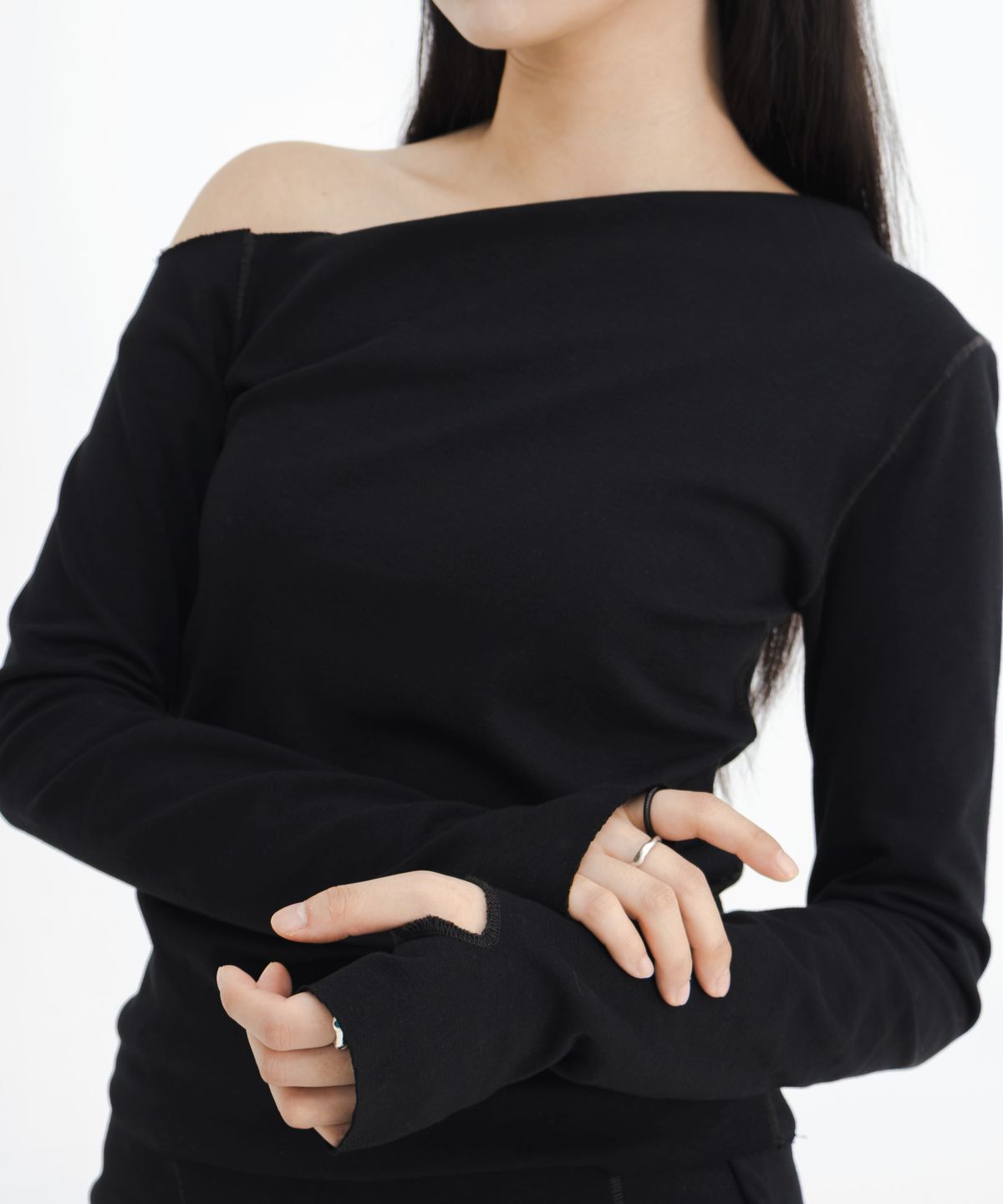 고리(GORI) Off-Shoulder Cut Long Sleeve (black)
