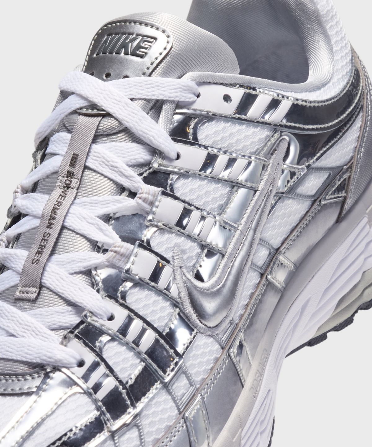 나이키(NIKE) P-6000 M - 화이트:그레이 포그:아이언 그레이:메탈릭 실버 / CN0149-100