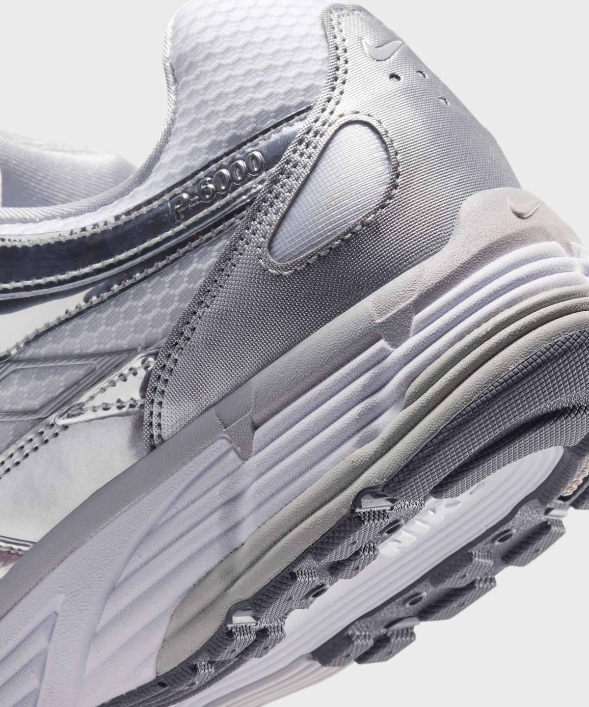 나이키(NIKE) P-6000 M - 화이트:그레이 포그:아이언 그레이:메탈릭 실버 / CN0149-100
