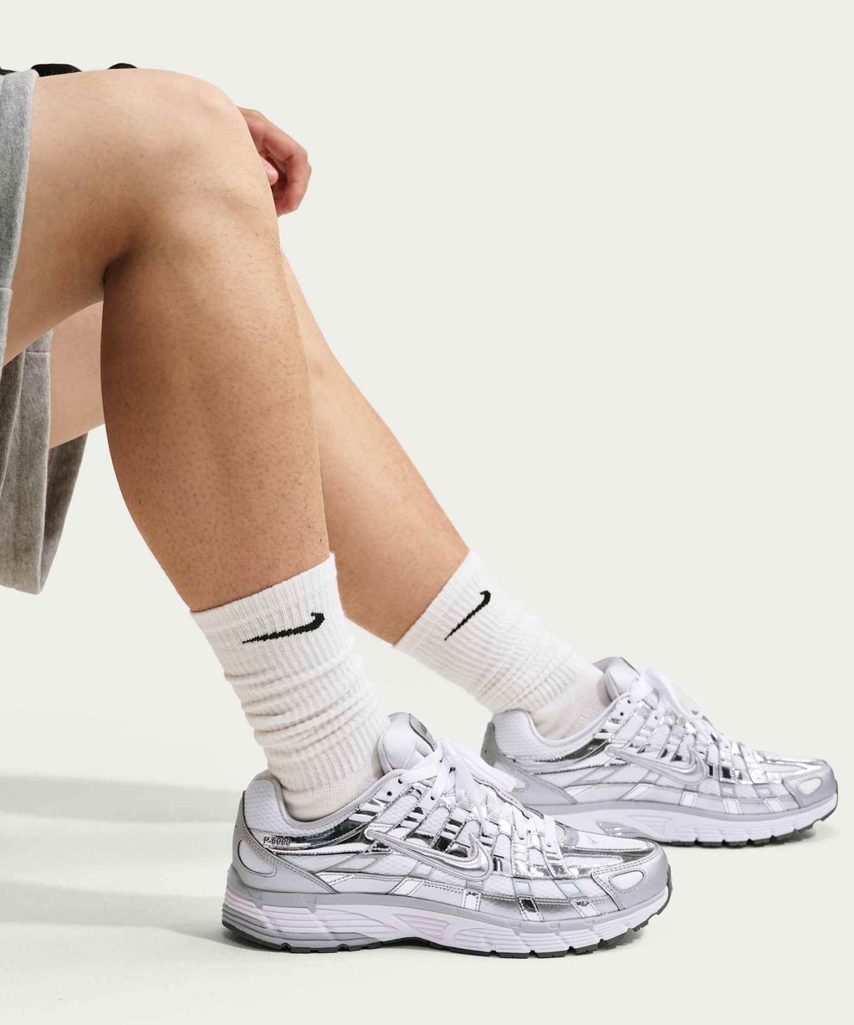 나이키(NIKE) P-6000 M - 화이트:그레이 포그:아이언 그레이:메탈릭 실버 / CN0149-100
