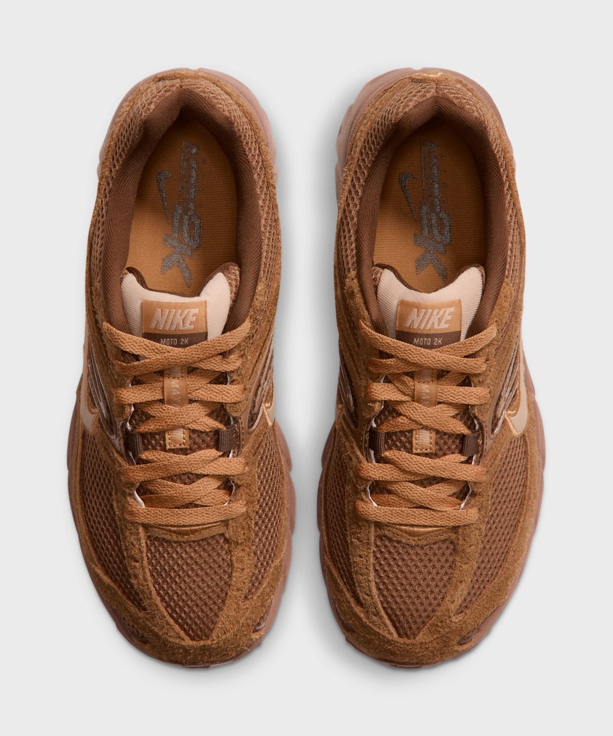 나이키(NIKE) 에어 맥스 모토 2K W - 라이트 브리티시 탠:플랙스:코카오 와우:헴프 / IR1436-200