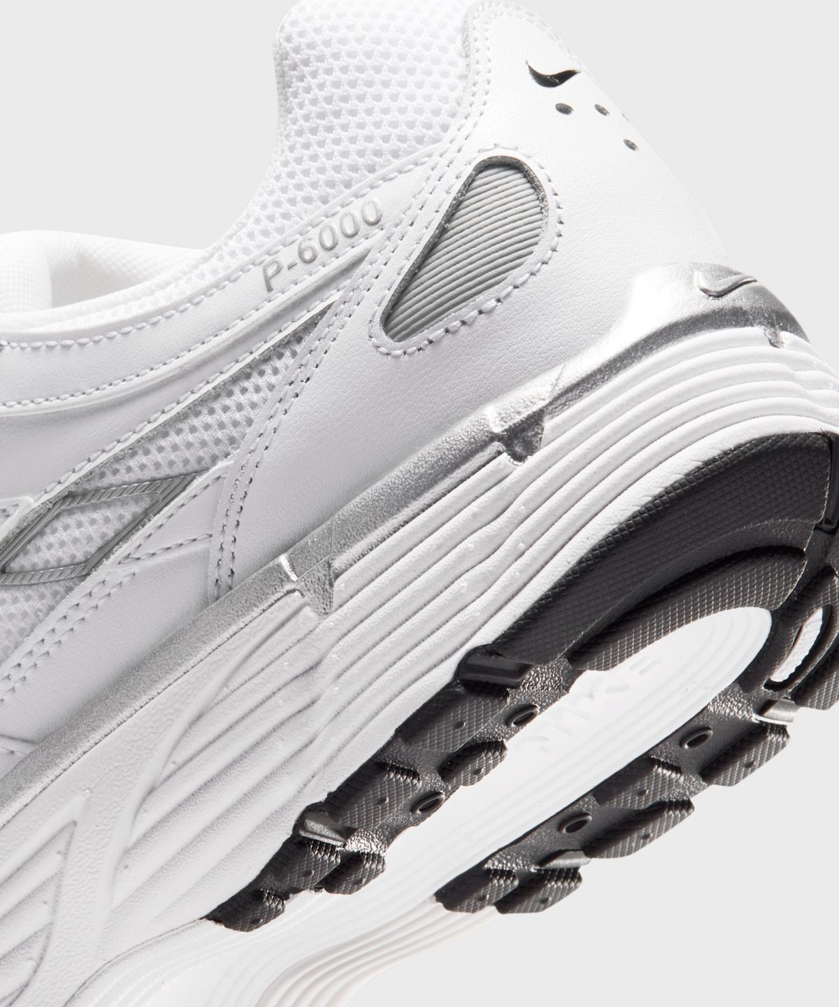 나이키(NIKE) P-6000 M - 화이트:블랙:메탈릭 실버 / IX6221-101