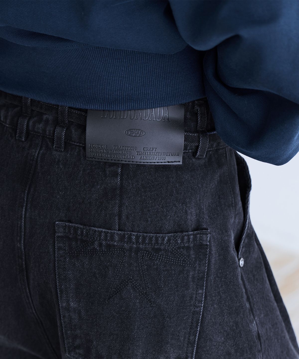 런던다다(LONDONDADA) Curved Over Pintuck Jeans, BLACK