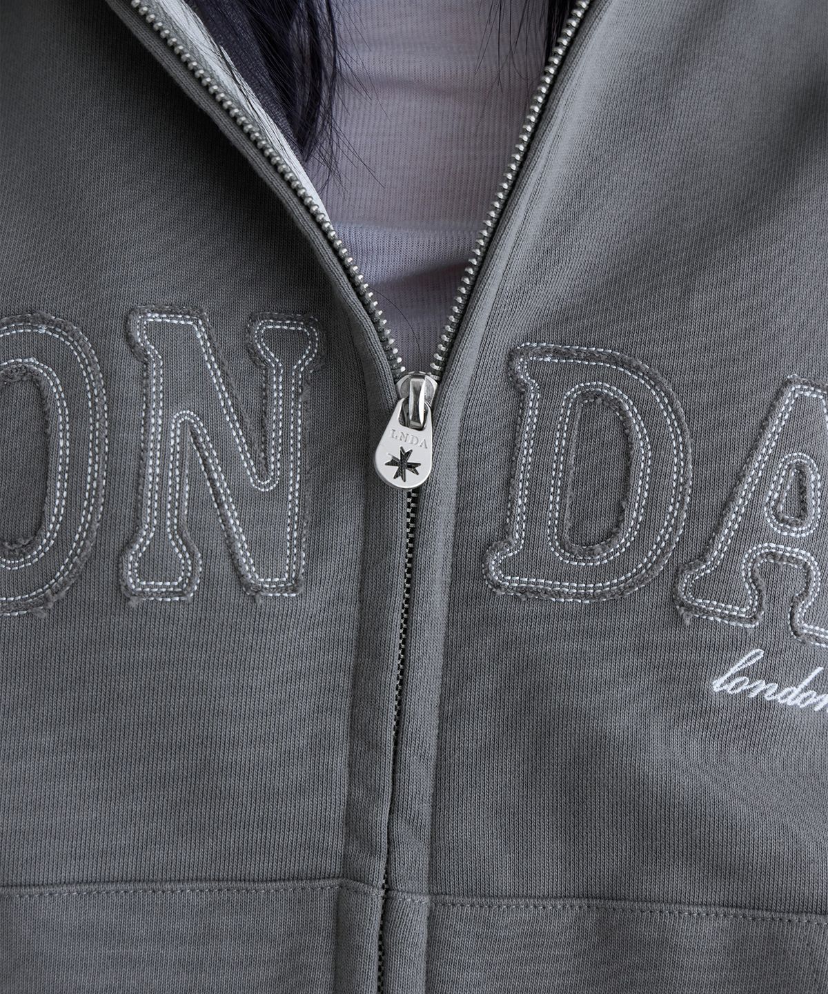 런던다다(LONDONDADA) Logo Patch Crop Hoodie Zip-up, ASH KHAKI