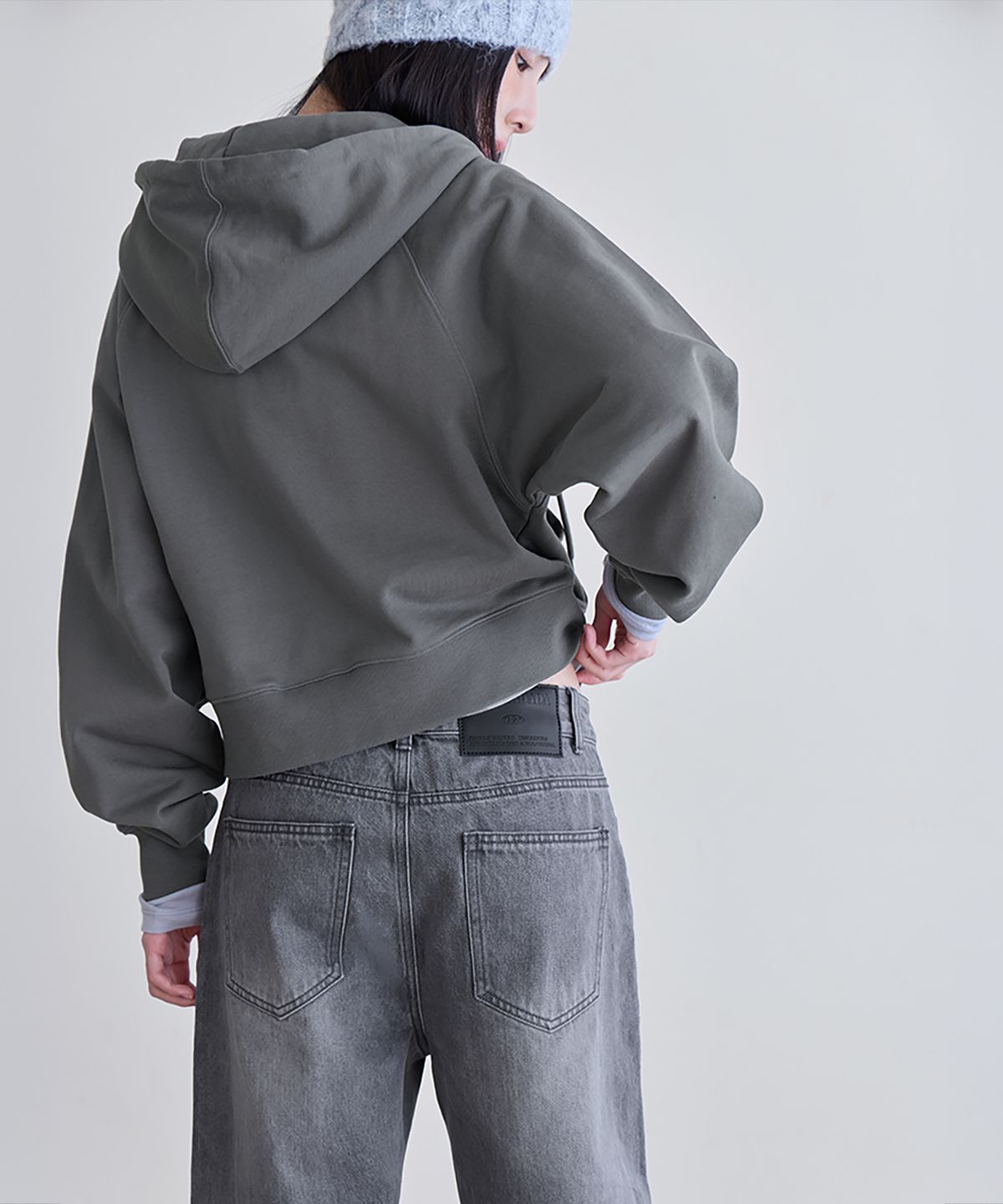 런던다다(LONDONDADA) Logo Patch Crop Hoodie Zip-up, ASH KHAKI