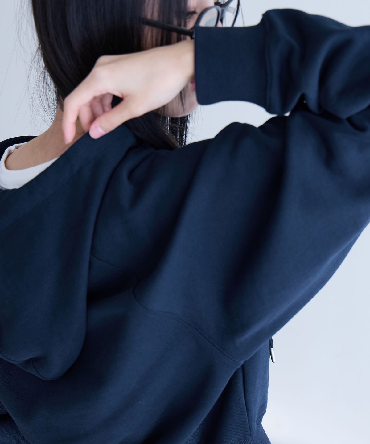런던다다(LONDONDADA) Logo Patch Crop Hoodie Zip-up, NAVY