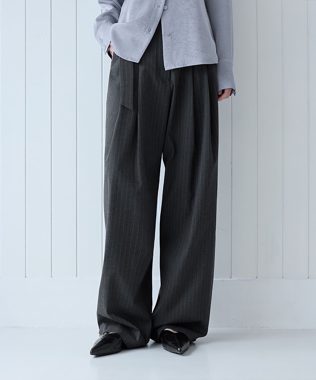 런던다다(LONDONDADA) Button Belted Curved Slacks, CHARCOAL
