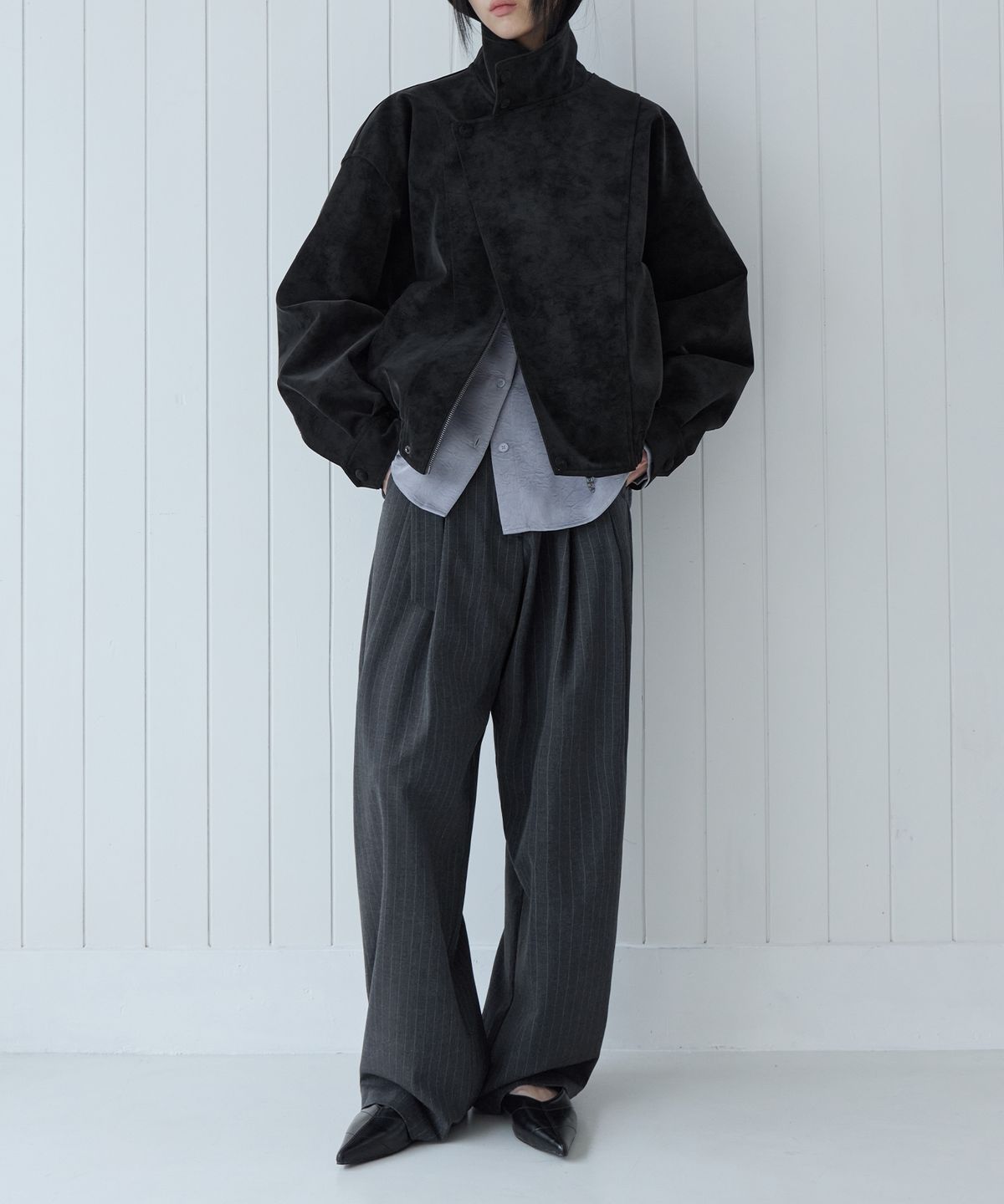런던다다(LONDONDADA) Button Belted Curved Slacks, CHARCOAL