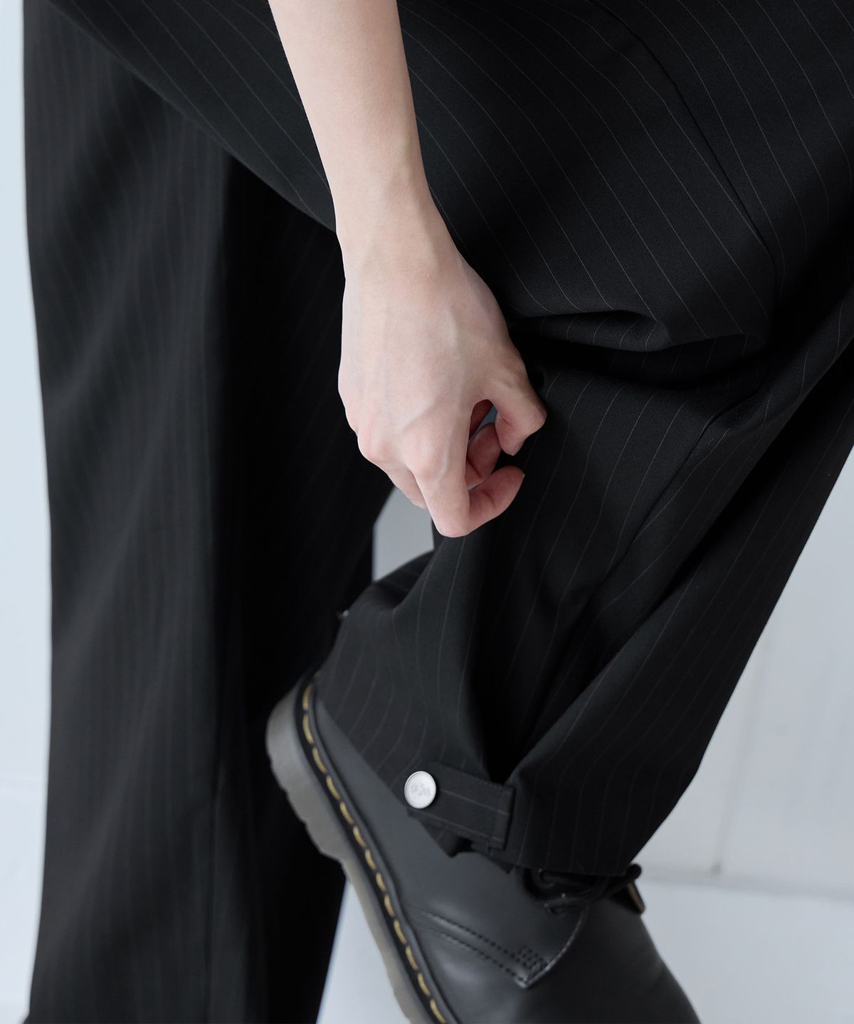 런던다다(LONDONDADA) Button Belted Curved Slacks, BLACK